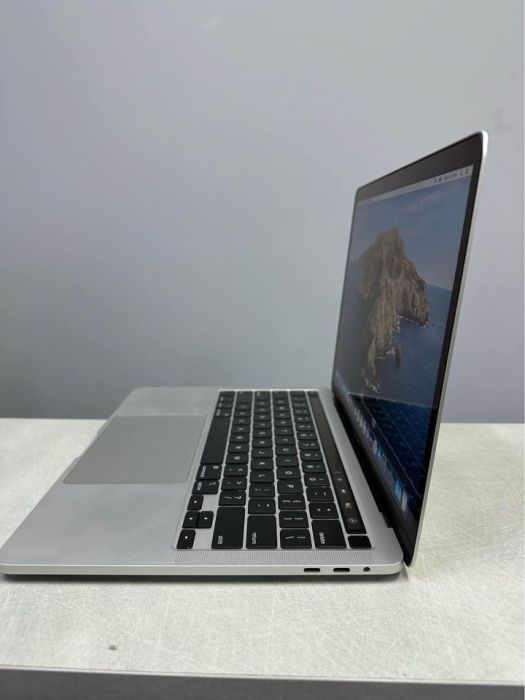 MacBook Pro 2020 13inch with touchbar