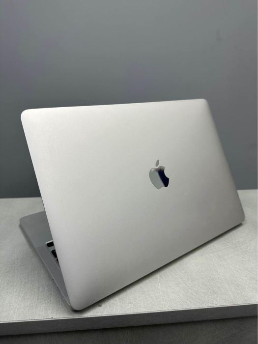 MacBook Pro 2020 13inch with touchbar