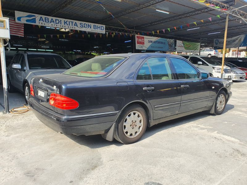 Mercedes-Benz E240 2.4cc Auto W210