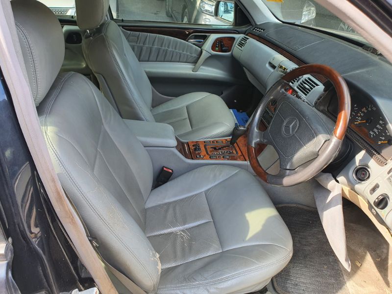 Mercedes-Benz E240 2.4cc Auto W210